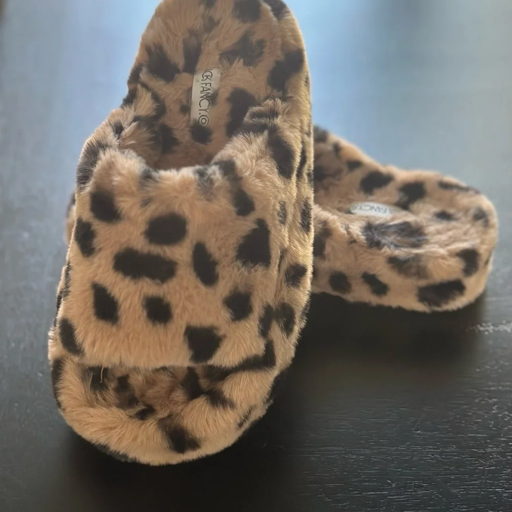 Leopard Print Faux Fur Slippers - Picture 10 of 10